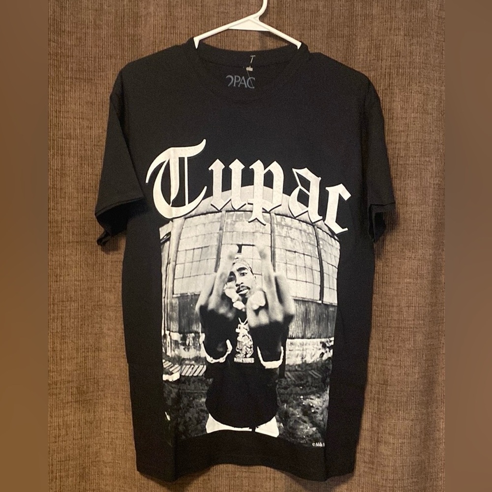 Tupac Middle Finger T-Shirt Mens Size Medium (M) Portrait Graphic NWT
